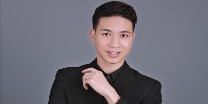 Giới thiệu đôi nét về tác giả Adam Hoàng