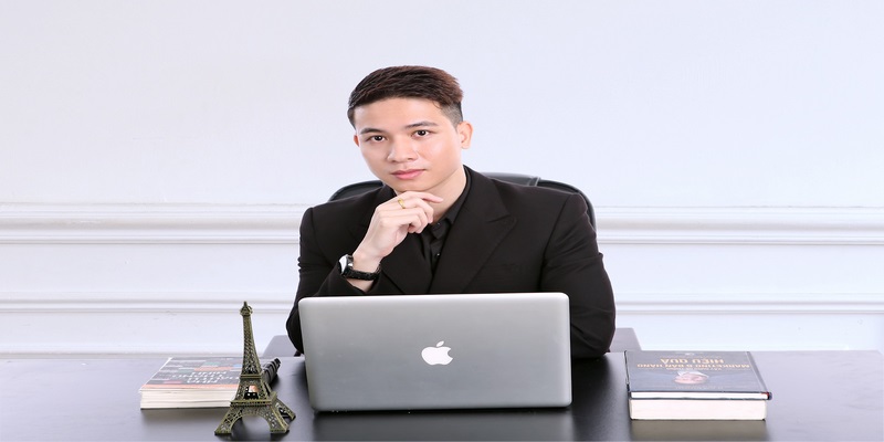 Tác giả Adam Hoàng cùng những thành tựu nổi bật